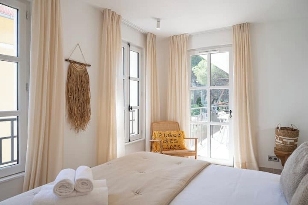 Tabla de planchar con plancha, wifi, ropa de cama