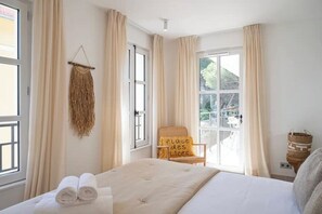 Planxa i posts de planxar, wifi i roba de llit 