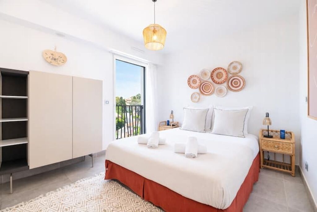 Coffres-forts dans les chambres, fer et planche à repasser