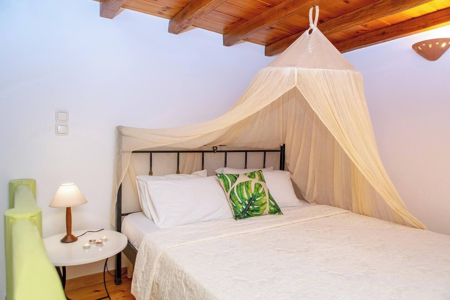 بديكورات فريدة لكل غرفة وطراز فريد لكل وحدة ومكواة/لوح كي