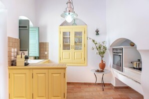 Traditionele villa, 1 slaapkamer | Privékeuken | Een koelkast/vriezer, een oven, een kookplaat, een espressoapparaat