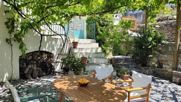 3 Bedroom Authentic Villa with BBQ | Outdoor dining