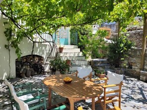 3 Bedroom Authentic Villa with BBQ | Outdoor dining