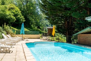 A swimming pool with lounge chairs and umbrellas, surrounded by trees. - Small House on 5 Hectares with Pool, Sauna, Gym, Horses, Donkey (Osse-en-Aspe)