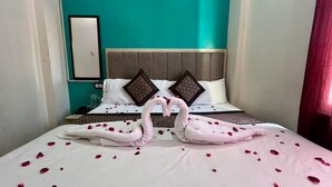 A hotel room with a bed, a headboard, and a mirror on the wall. - Shri Hari Kripa Residency (Varanasi)