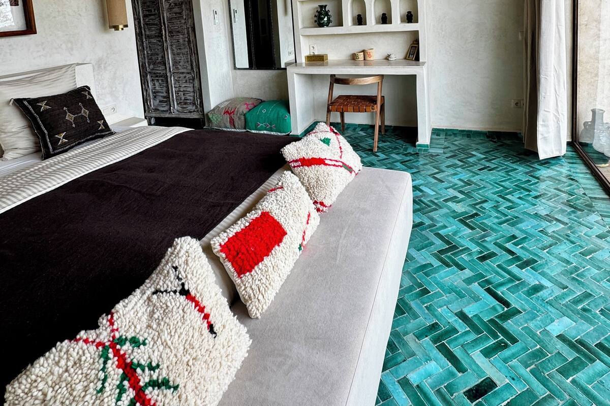 Premium bedding, memory foam beds, in-room safe, individually decorated