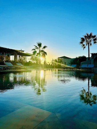Outdoor pool. La villa DUCASSE