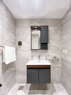 Classic Studio, City View | Bathroom