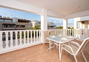 Outdoor dining - Ideal as a base for exploring the area and what Cyprus has to offer (kapparis)