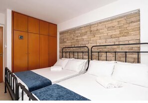 1 chambre, fer et planche à repasser, Wi-Fi, literie fournie