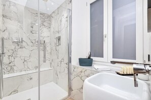 Bathroom - Nelli Rooms - Via Biassa (La Spezia)