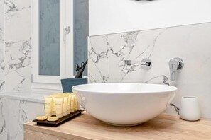 Deluxe Double Room, Balcony, City View | Bathroom - Nelli Rooms - Via Biassa (La Spezia)