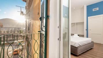 Chambre Double Deluxe, balcon, vue ville | Rideaux occultants, chambres insonorisées, fer et planche à repasser