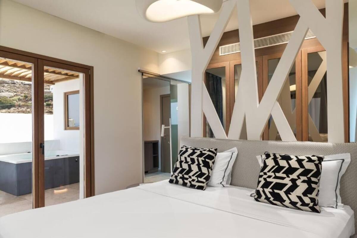 Deluxe Studio Suite | In-room safe, desk, laptop workspace, soundproofing