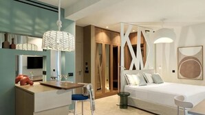 Habitación de hotel moderna con cama, escritorio y silla. Incluye armario, espejo y lámpara colgante.