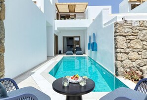 Alcove Villa with Private Pool and Outdoor Jetted Tub | Πισίνα | Εποχική εξωτερική πισίνα, ομπρέλες πισίνας, ξαπλώστρες