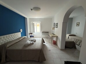 Quarto quádruplo, sacada, vista para a cidade | Cofres nos quartos, escrivaninha, Wi-Fi de cortesia