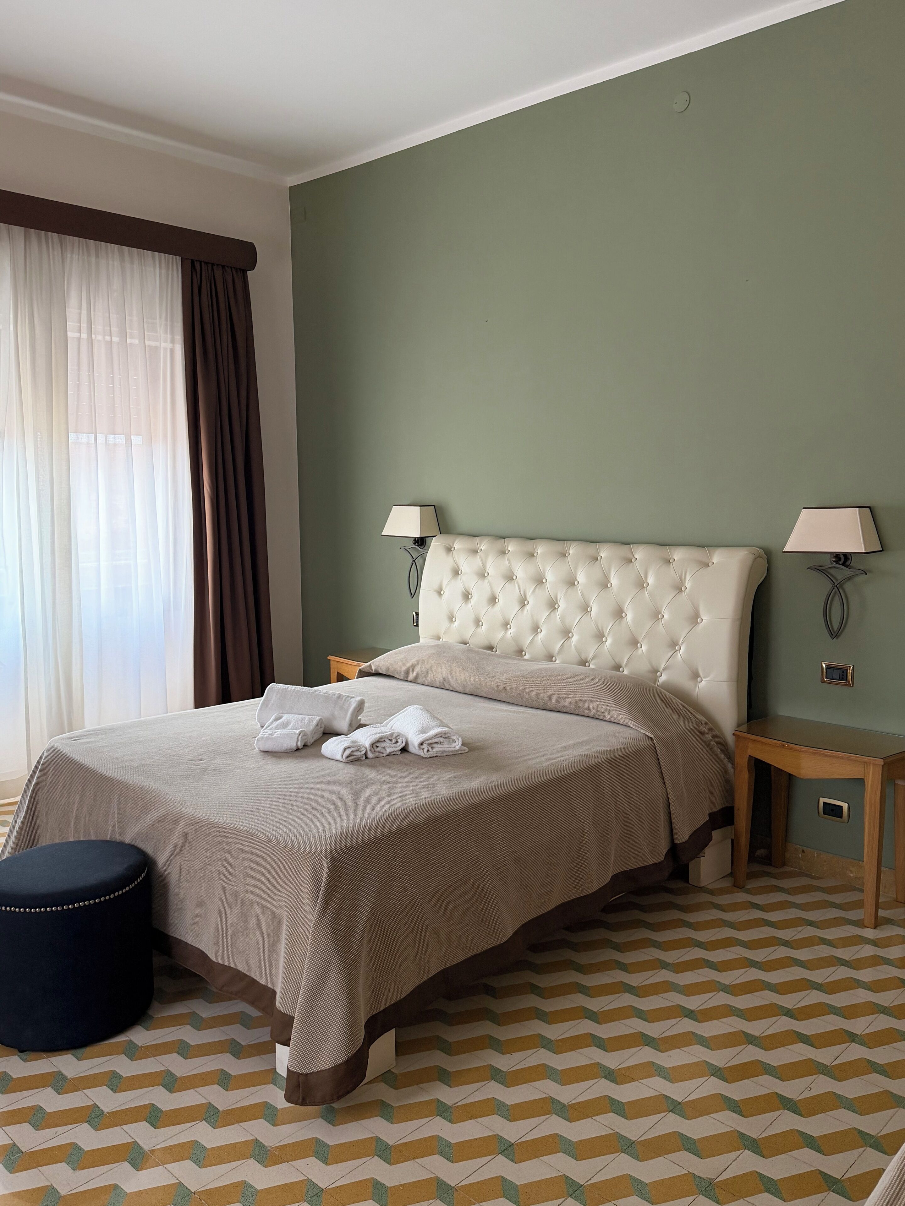 Standard-huone, kaupunkinäköala | Tallelokero huoneessa, työpöytä, ilmainen Wi-Fi