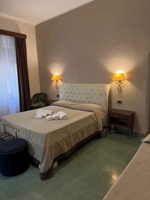 Standard Room, City View | In-room safe, desk, free WiFi - Albergo Russo (Trapani)