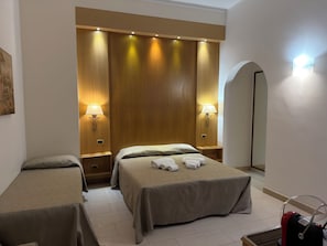 Quarto triplo standard | Cofres nos quartos, escrivaninha, Wi-Fi de cortesia