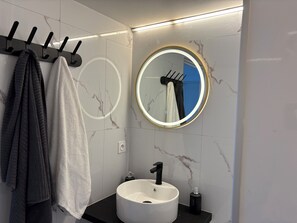 Douche, sĂšche-cheveux, serviettes fournies