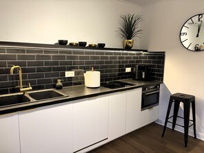 Køleskab, mikrobølgeovn, ovn, kogeplade