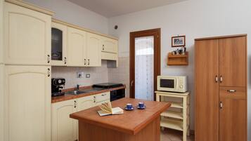 Apartment, 2 Bedrooms | Private kitchen | Stovetop, cookware/dishes/utensils