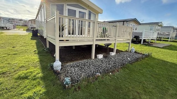 A single-story mobile home with a front deck and a small porch. - Holiday Cabin Sleeps 5, Pets, Edinburgh Festival (Dunbar)