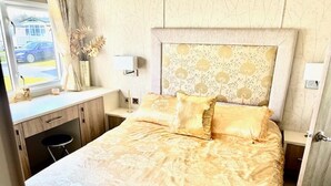 Un dormitorio con una cama, un escritorio y una silla.