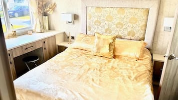 2 bedrooms, WiFi (free), bed sheets