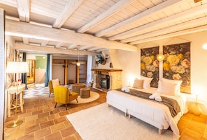 7 bedrooms, iron/ironing board, free WiFi, bed sheets
