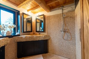 Een douche, een haardroger, handdoeken