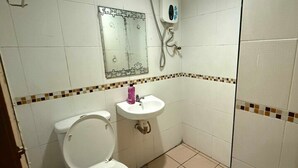 A small bathroom with a toilet, sink, and shower. - OYO 91288 HOTEL PARADISE BATU CAVES (Selayang)