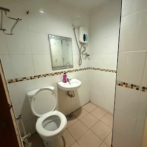 Chuveiro, toalhas de banho