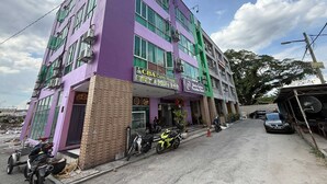 A multi-story building with a purple facade, featuring a restaurant named "CBA Curry House" and a hotel named "Batu Caves Paradise Hotel". - OYO 91288 HOTEL PARADISE BATU CAVES (Selayang)