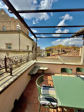 Outdoor dining - Terrace over Santa Croce the most beautiful church in Florence (Firenze)