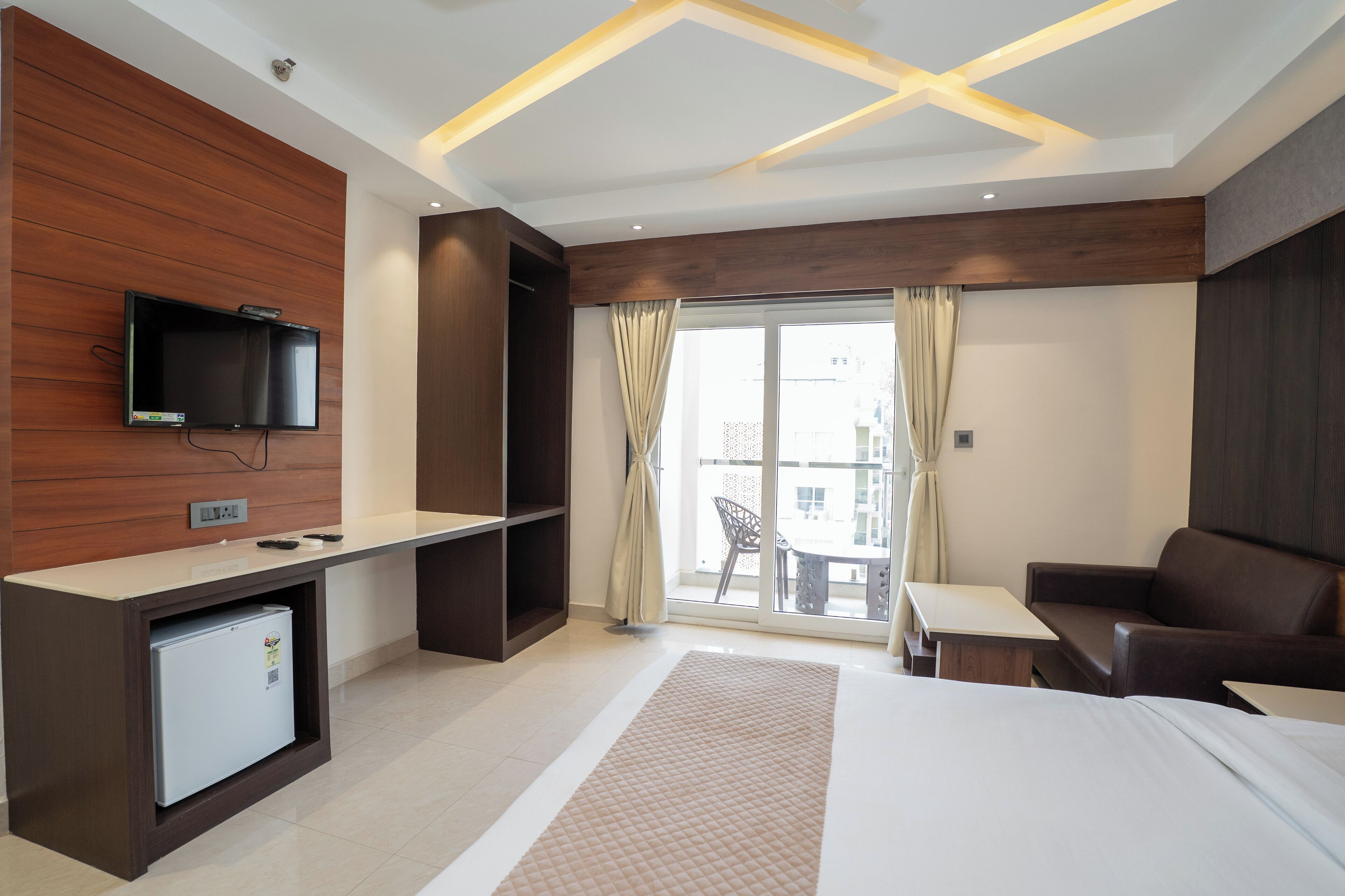 مكتب وستائر تعتيم وتجهيزات عازلة للصوت وواي فاي مجانًا