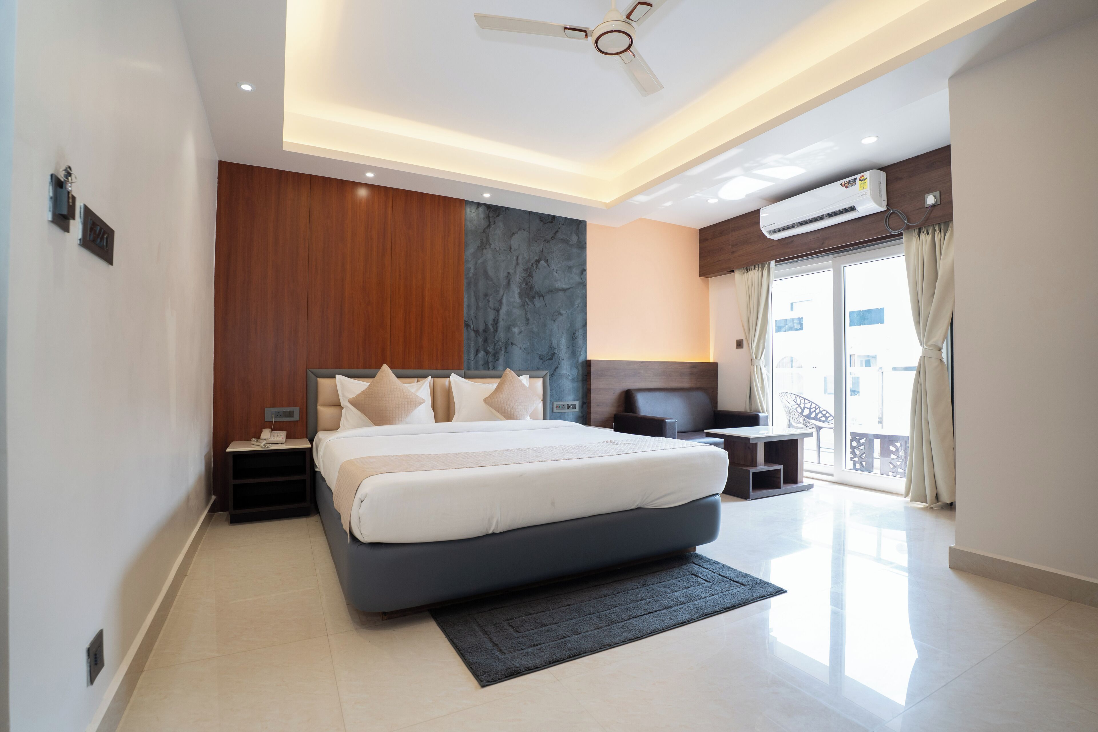 Bàn, màn/rèm cản sáng, phòng cách âm 