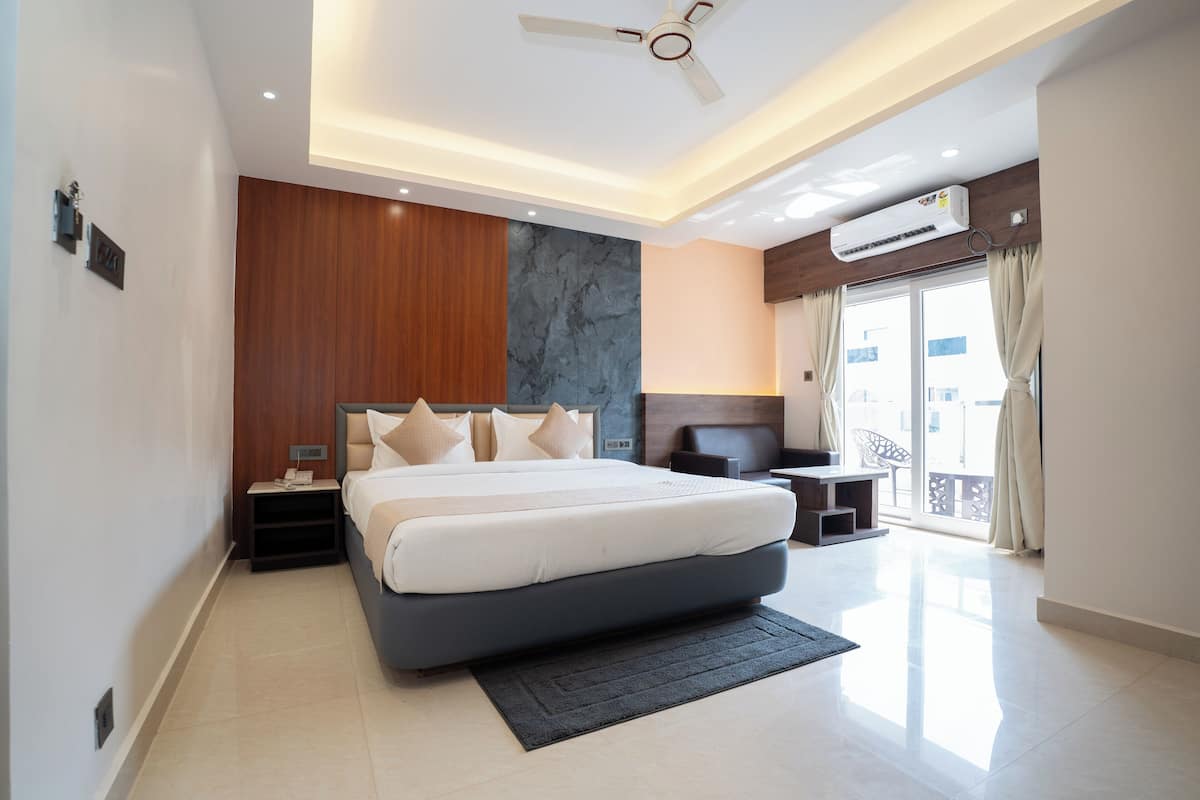 Bàn, màn/rèm cản sáng, phòng cách âm