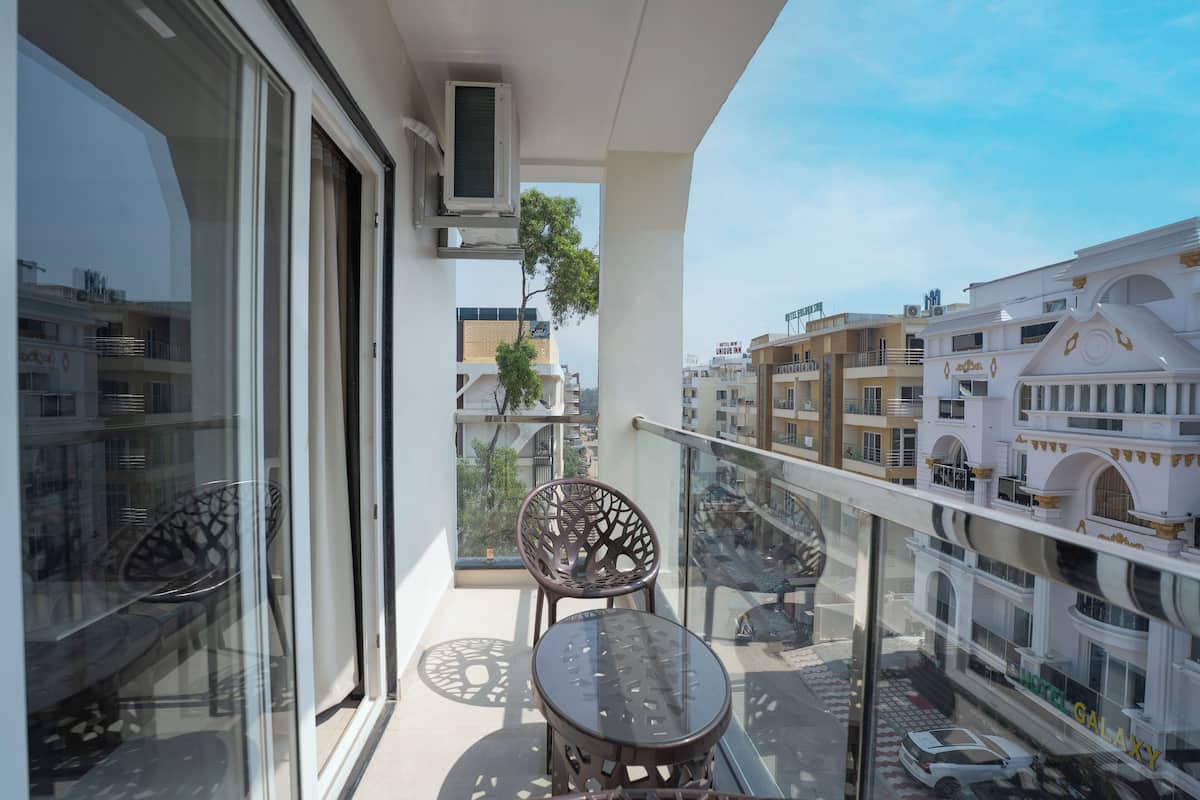 Studio Suite Premium | Bàn, màn/rèm cản sáng, phòng cách âm