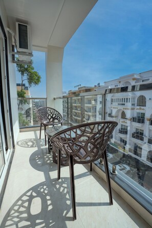 Super Deluxe | Desk, blackout drapes, soundproofing, free WiFi - Trayee International (Digha)