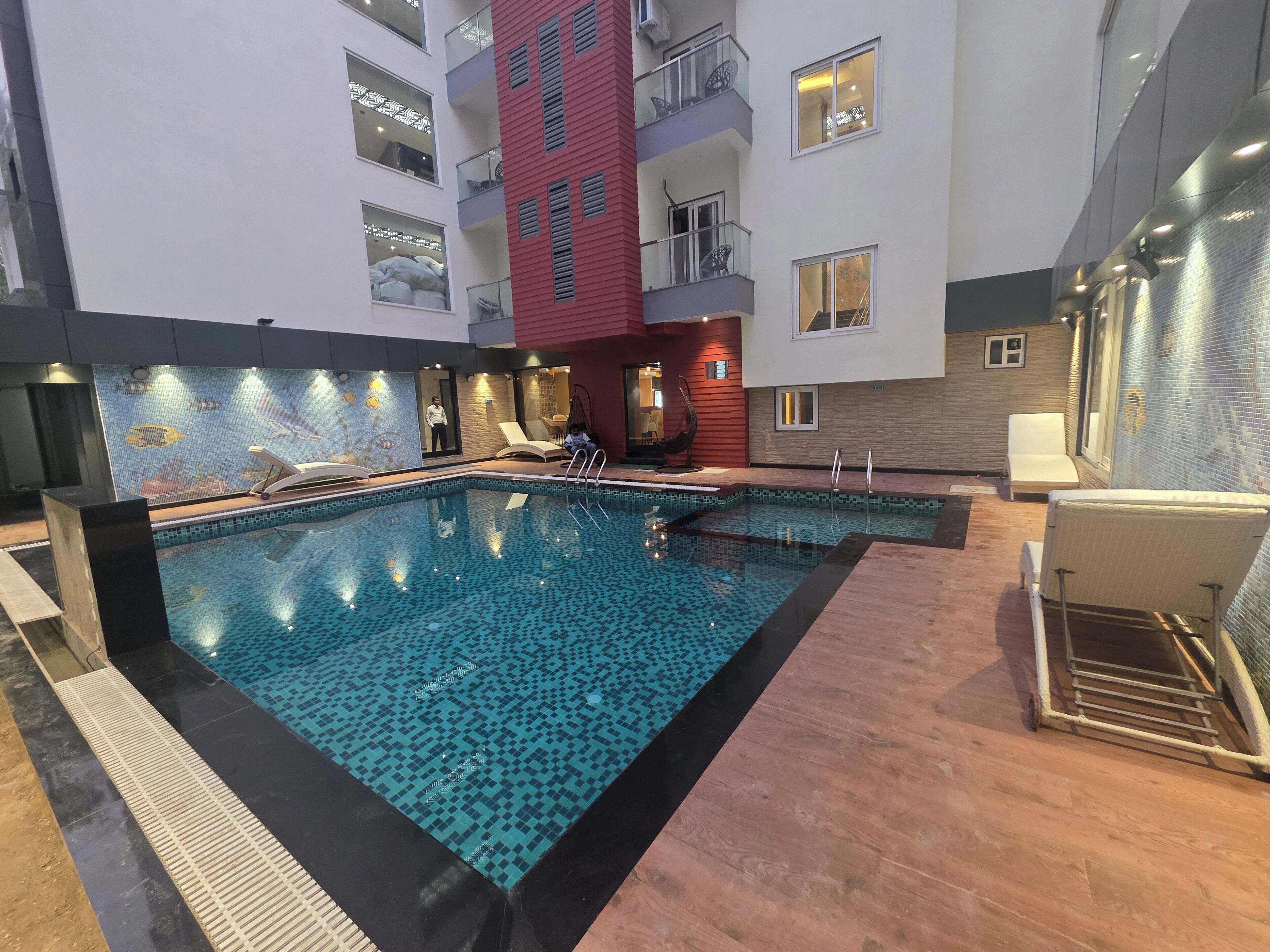 Una piscina al aire libre