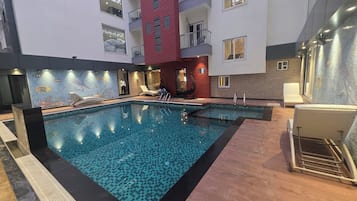 Una piscina al aire libre