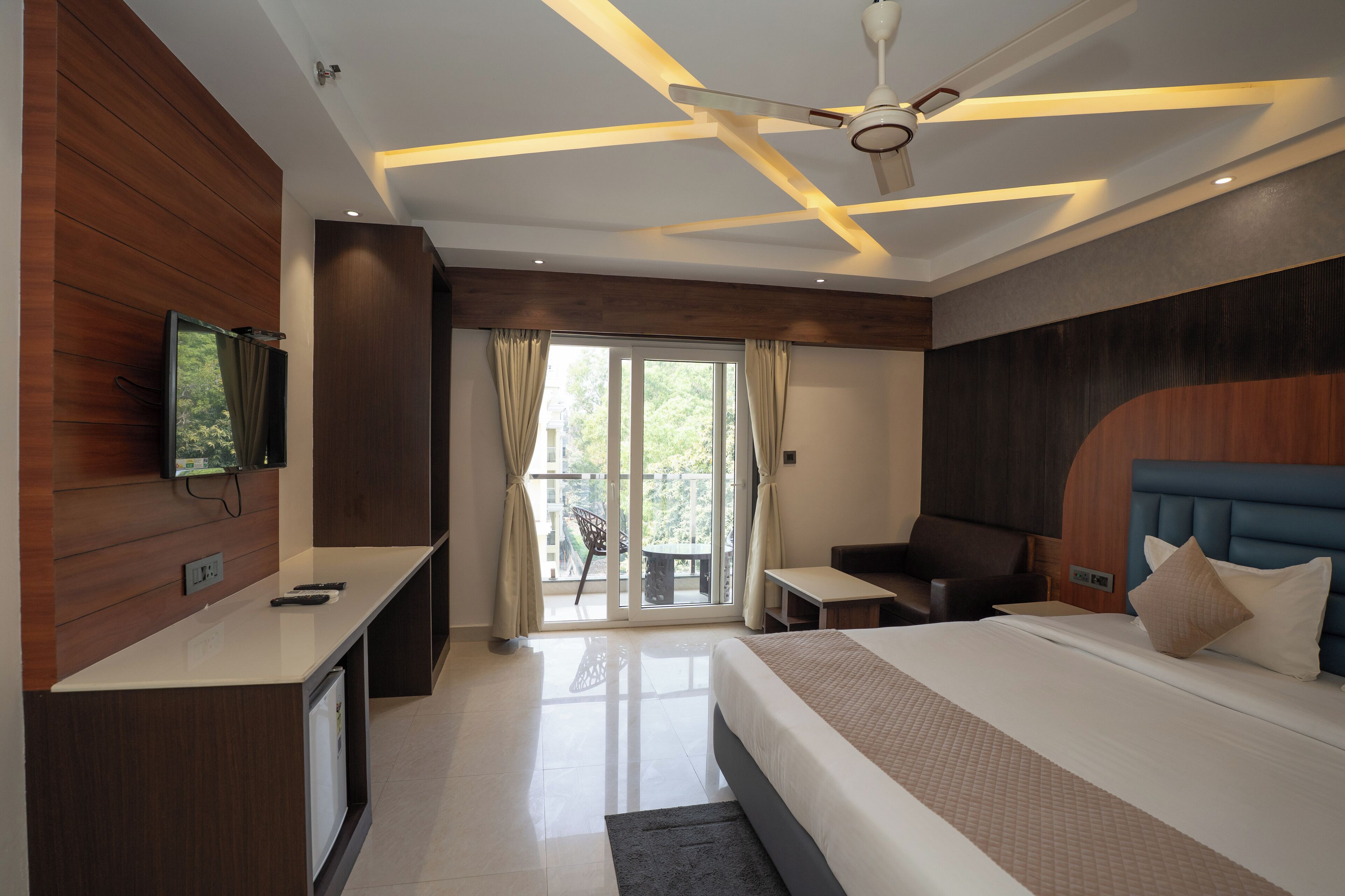 Deluxe Room | Desk, blackout drapes, soundproofing, free WiFi