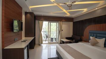 Deluxe Room | Desk, blackout drapes, soundproofing, free WiFi