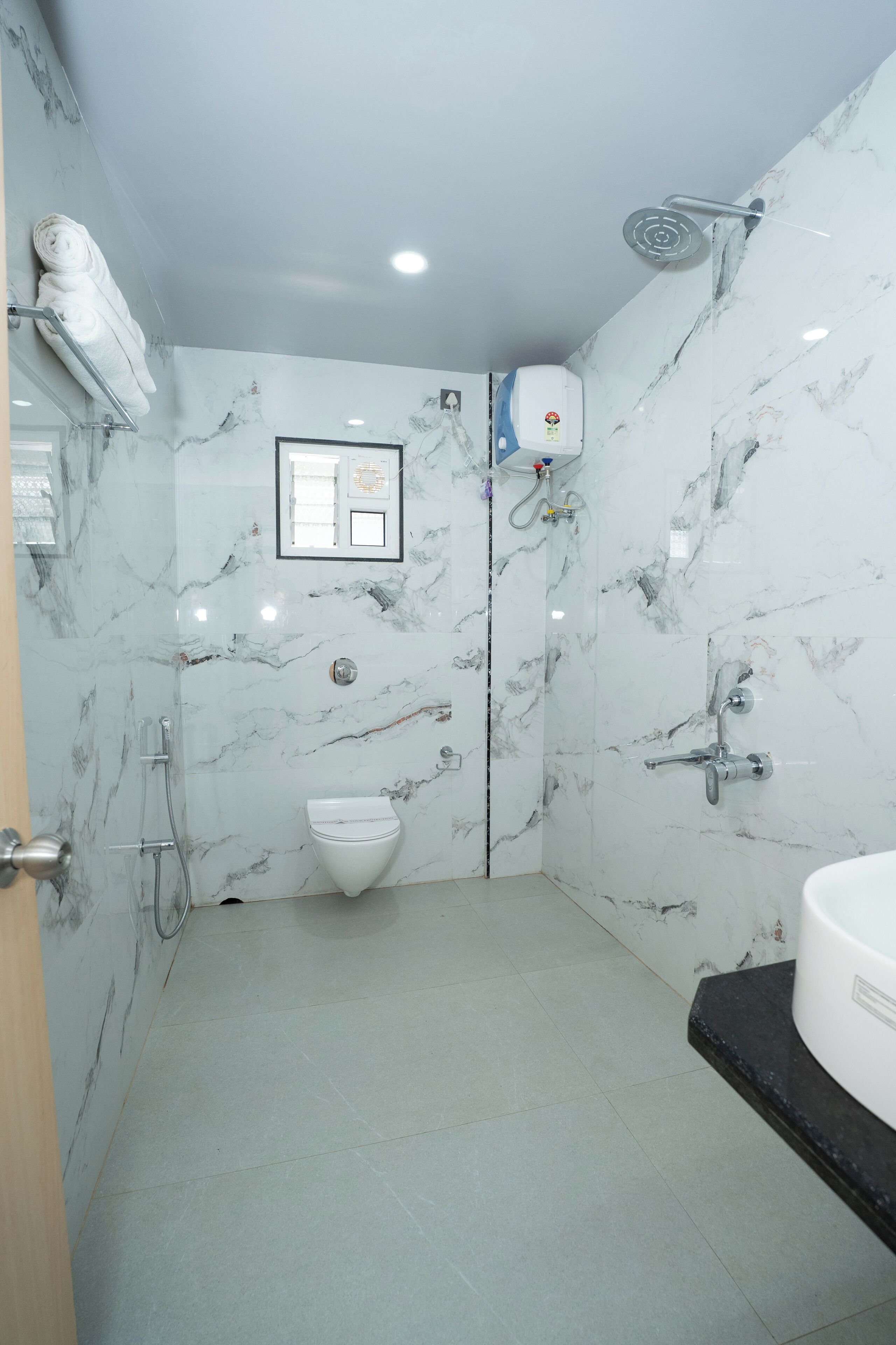 Ein Badezimmer mit Toilette, Dusche und Waschbecken.