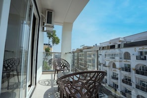 Super Deluxe | Desk, blackout drapes, soundproofing, free WiFi - Trayee International (Digha)