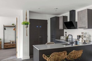 Geladeira, micro-ondas, fogão, cooktop