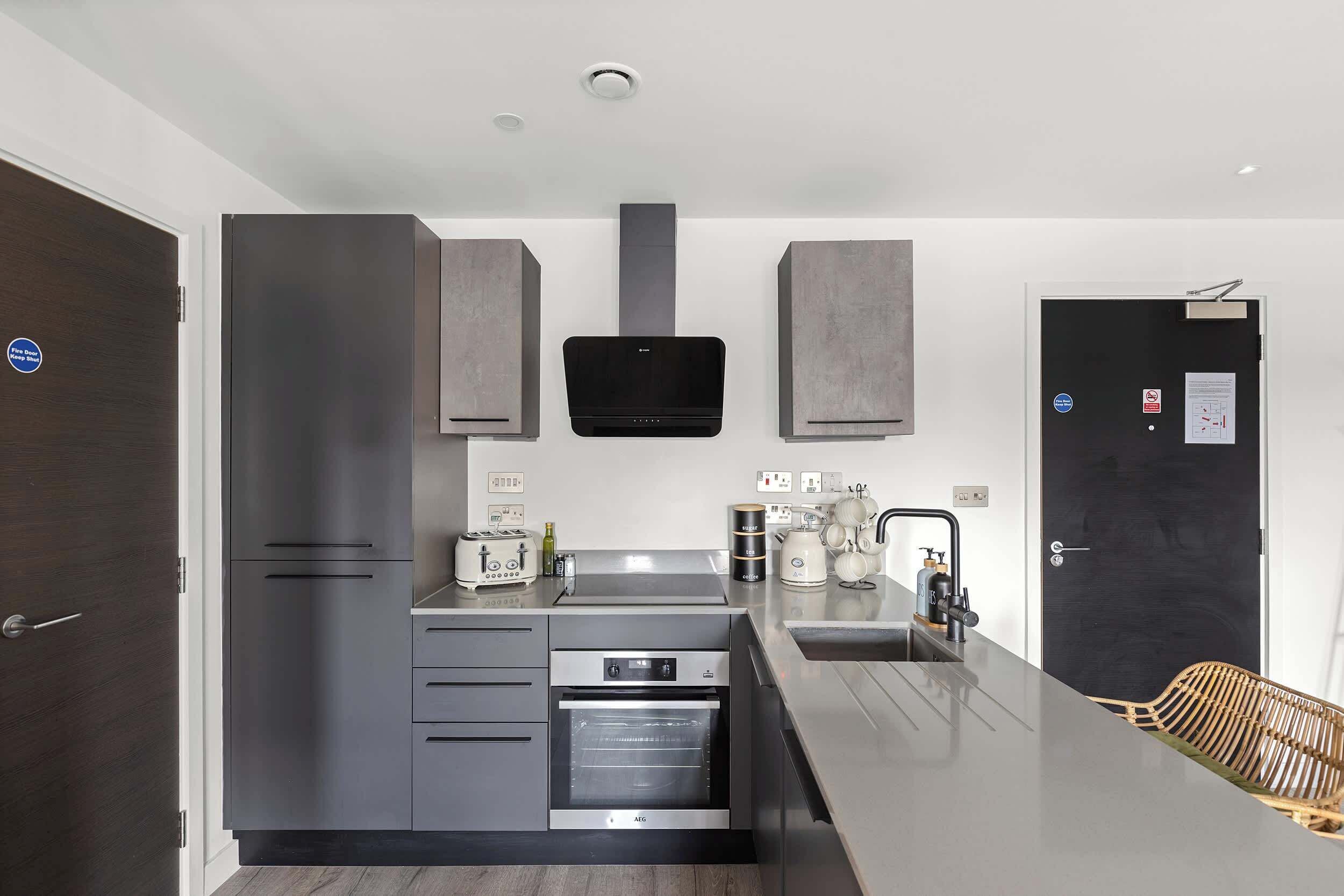 Frigorifero, microonde, forno, piano cottura