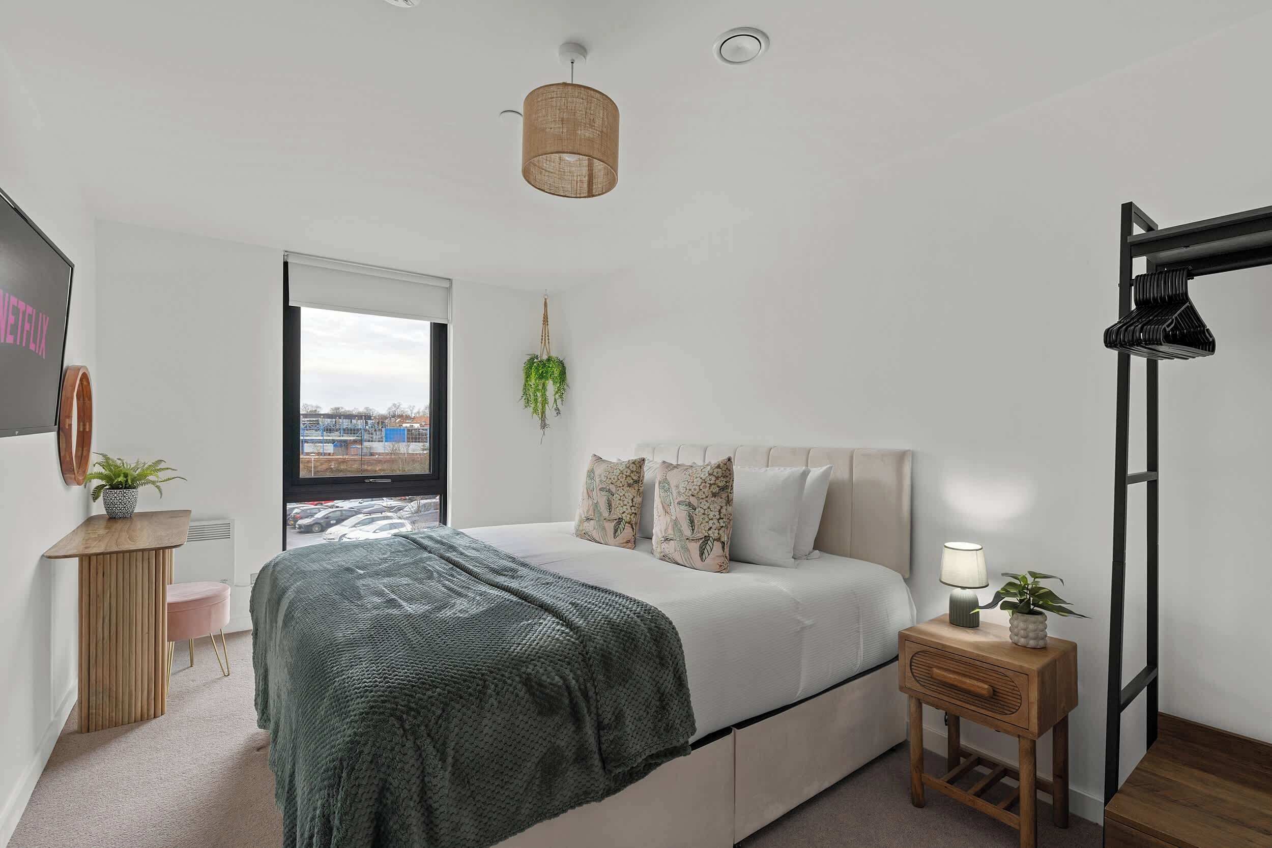 Una scrivania, ferro/asse da stiro, culla da viaggio, Wi-Fi